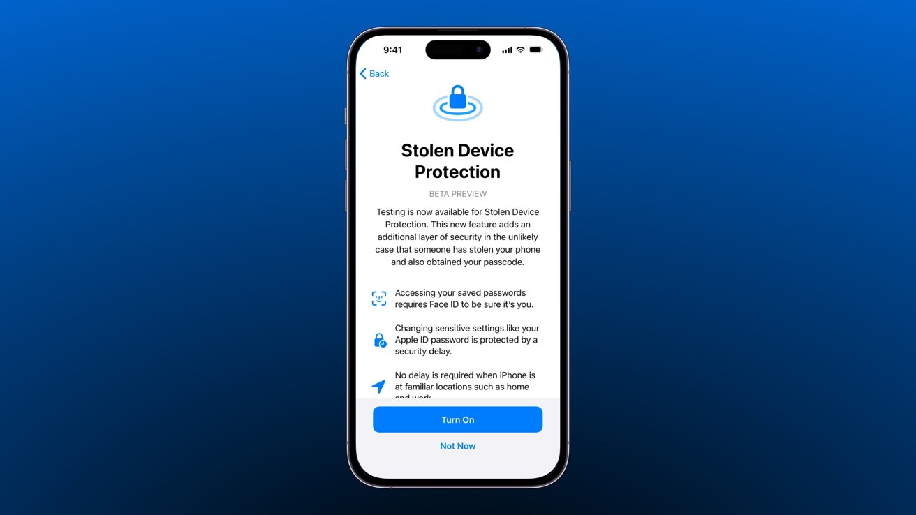 ロンドンの街頭でスマホを使う人。盗難デバイスの保護が窃盗犯対策に効いている
