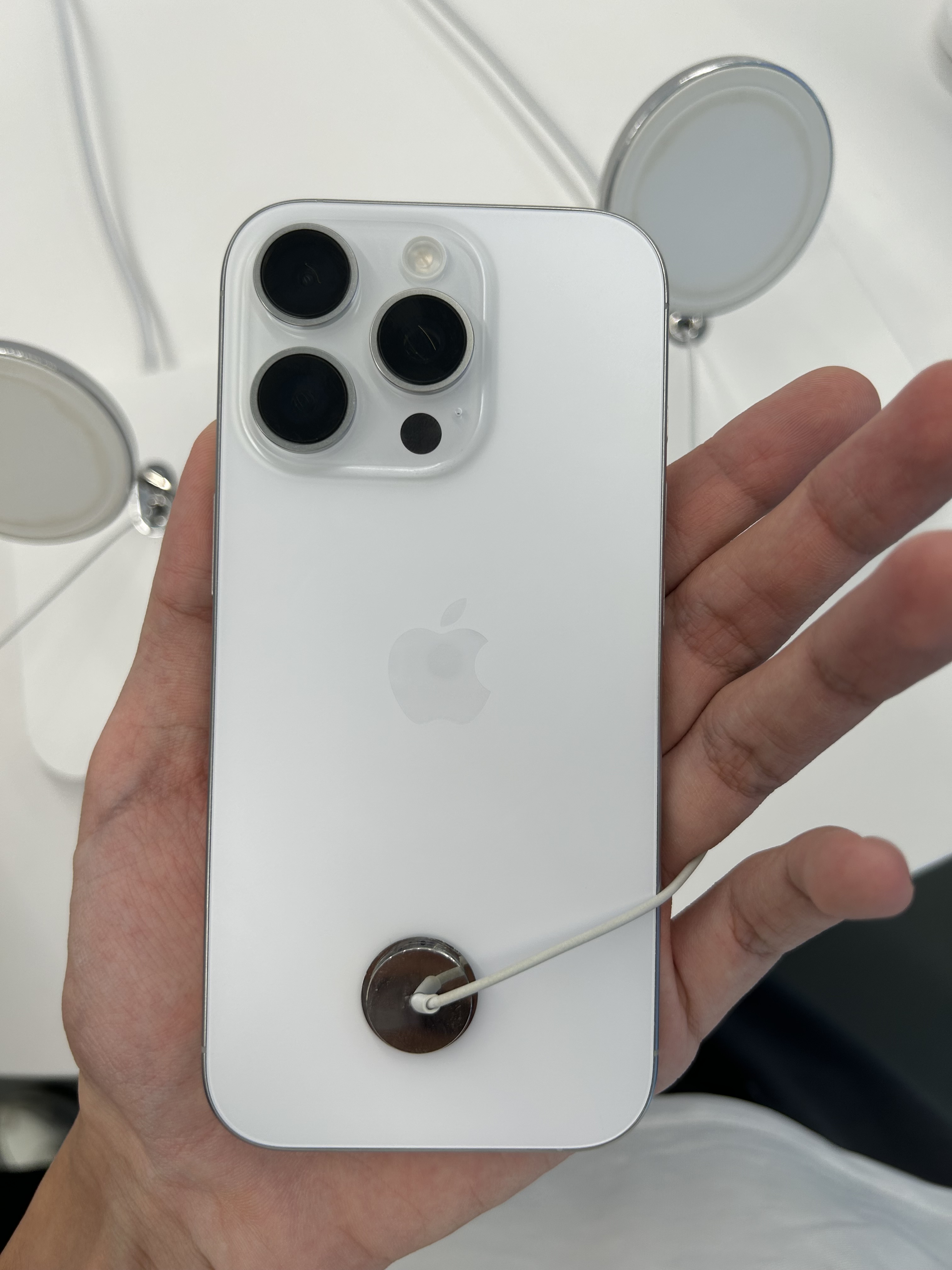 iPhoneの背面。バッテリーは本体に内蔵されている
