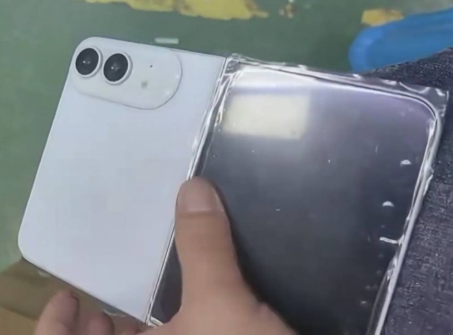 折りたたみiPhone（初代・iPhone Fold）の実機とされる流出写真