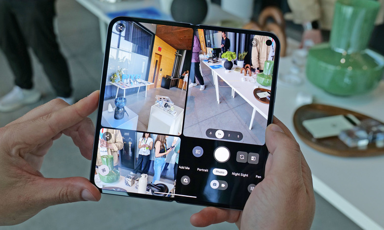 折りたたみ型のPixel 10 Pro Foldを開いた状態