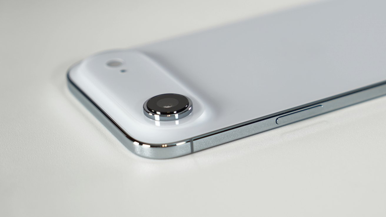 現行iPhone Airのカメラ側面と薄型設計