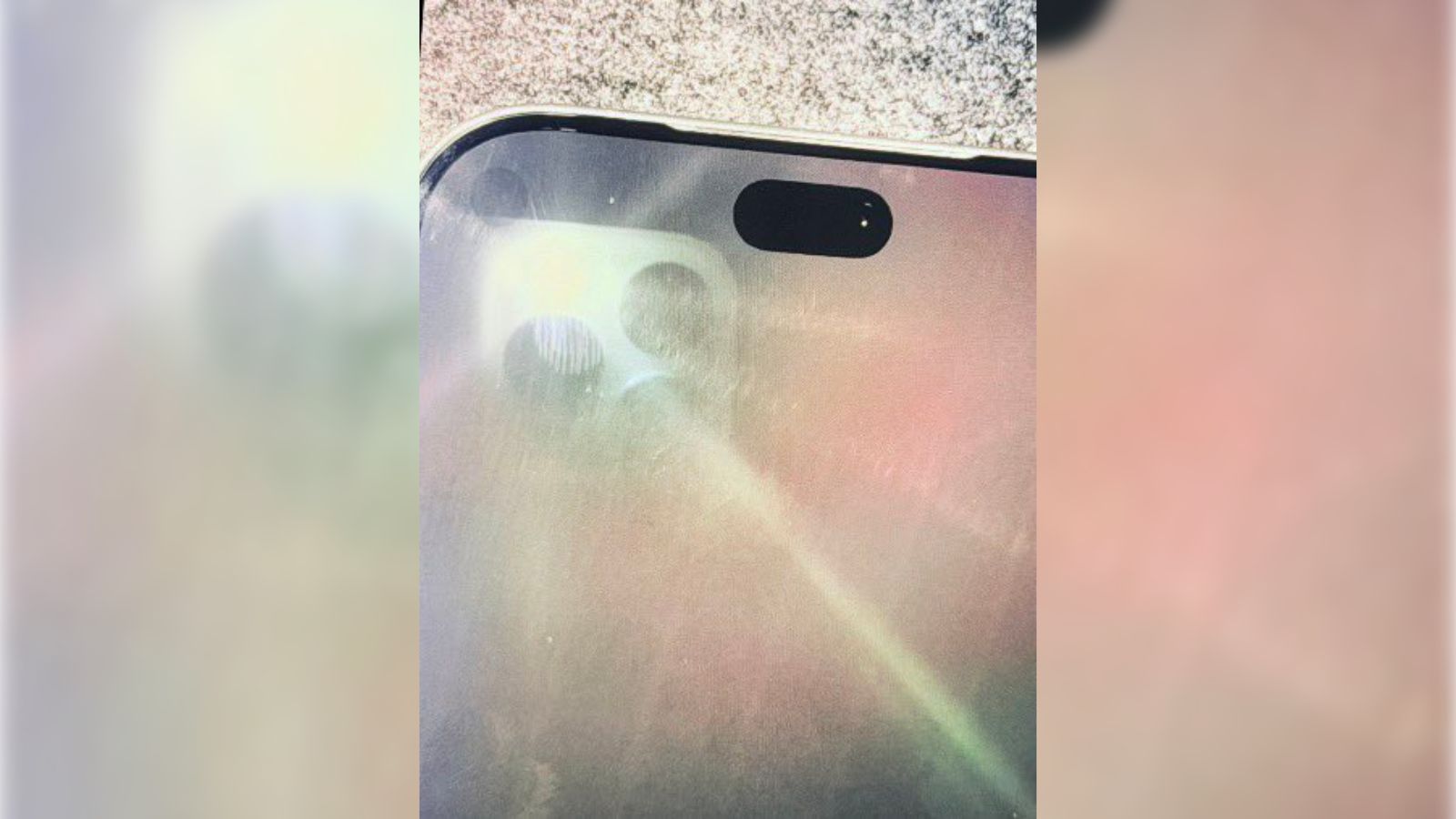 iPhone 18 Proの試作機とされる画像。Dynamic Islandが小型化している