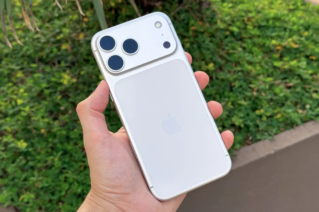 iPhone 17 Pro Maxの背面。iPhone 18 Proは外観がこれと酷似すると報じられている