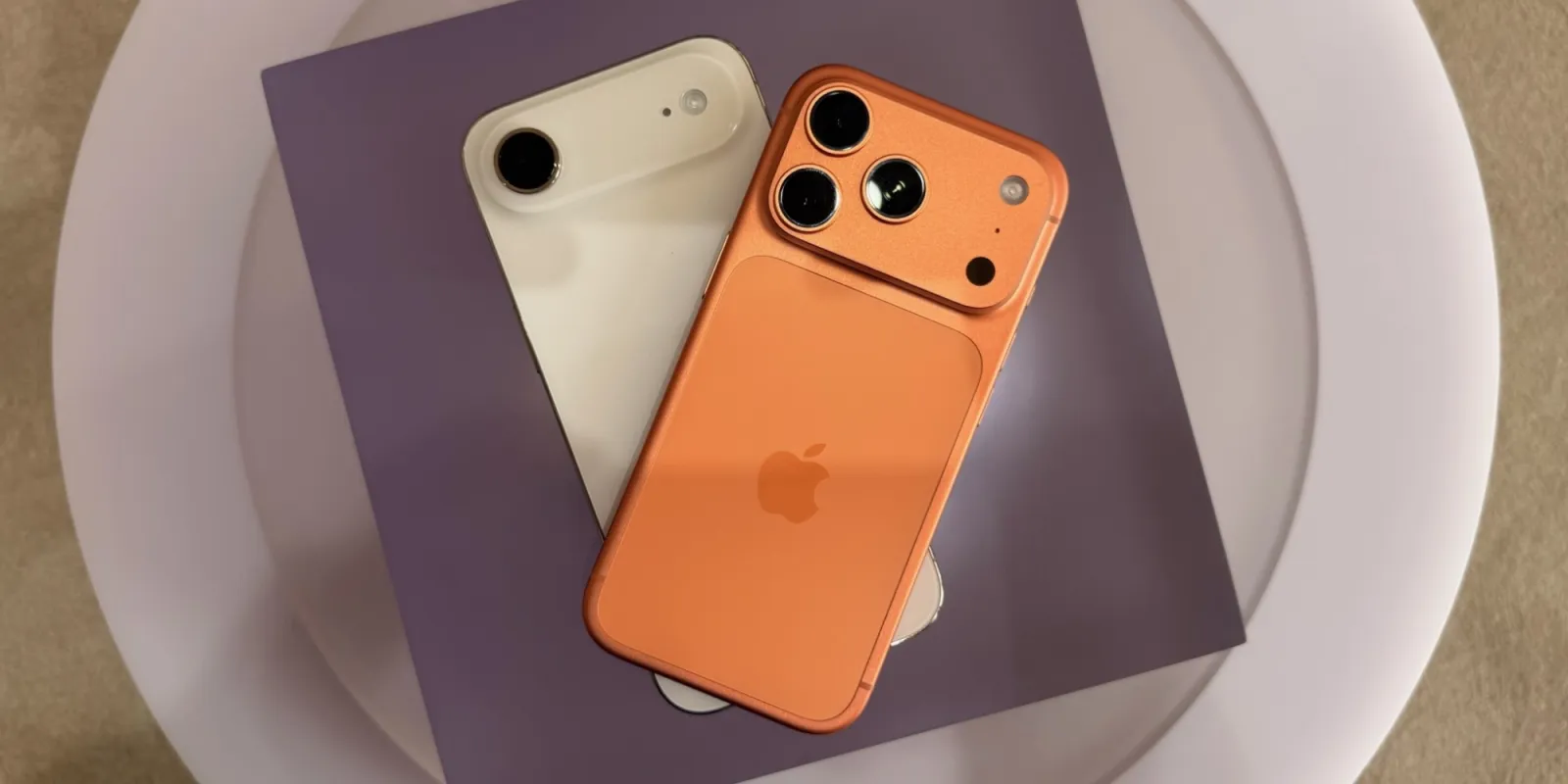 iPhone AirとiPhone 17 Proを並べたイメージ