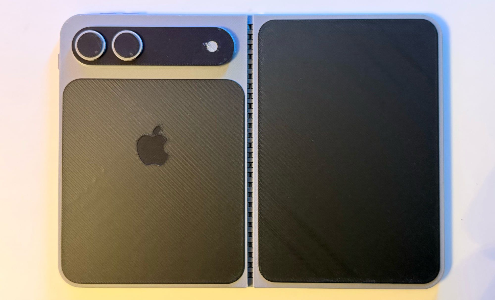 折りたたみiPhoneの形状を再現した3Dプリントモデル