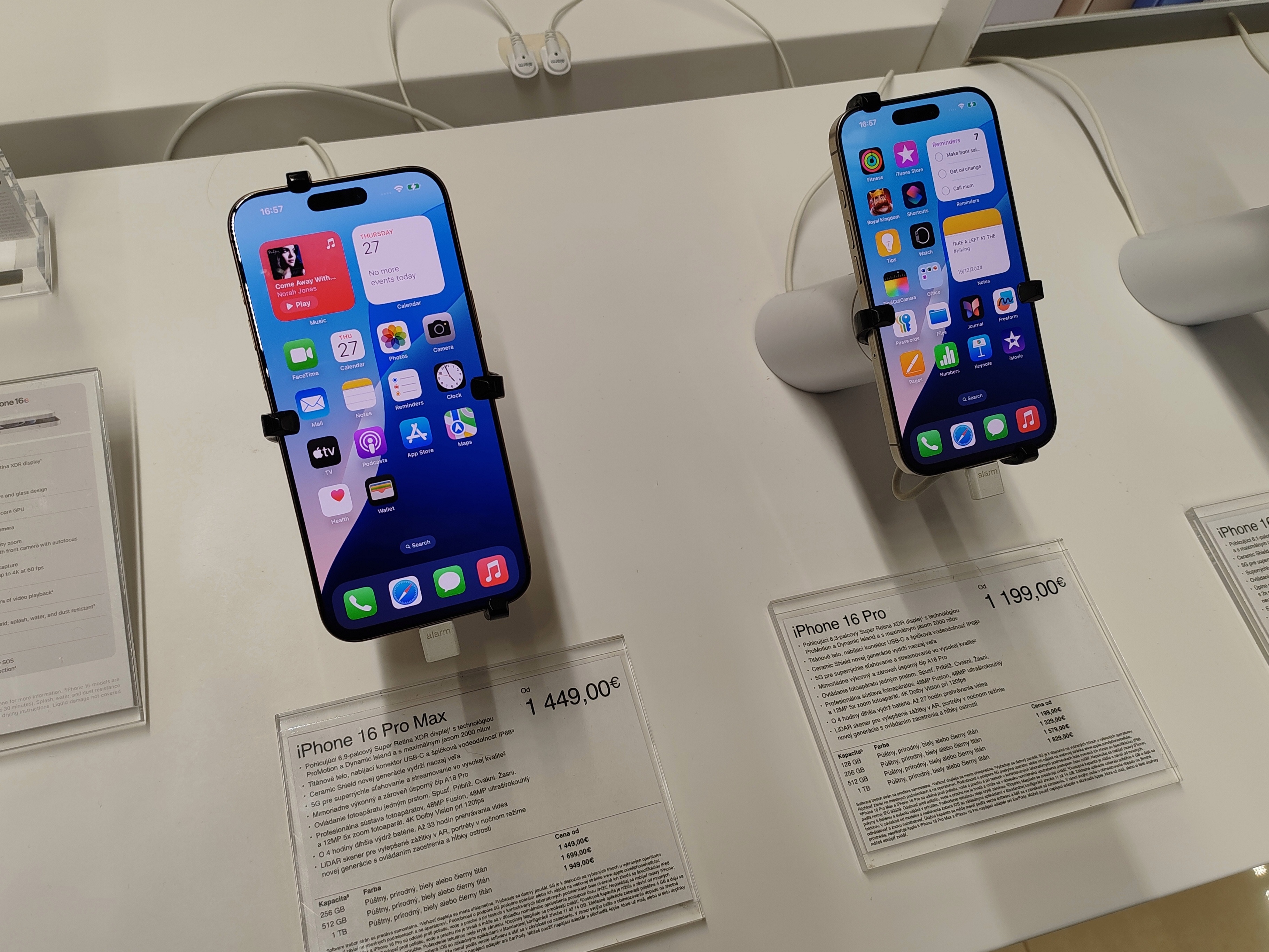 現行iPhoneシリーズの本体。iPhone 15以降は免除条件を満たすとされる