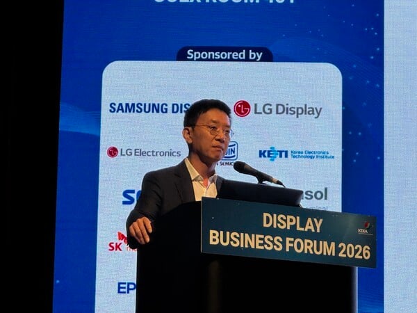 ディスプレイビジネスフォーラム2026で講演するLGディスプレイのCTO